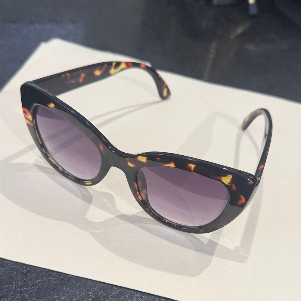 Tortoiseshell Cat-Eye Sunglasses - Brown